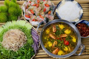 Lẩu cá lăng Đồng Nai béo ngọt, nước lẩu chua cay đậm đà, là đặc sản nổi bật hút khách khi khám phá hồ Trị An.