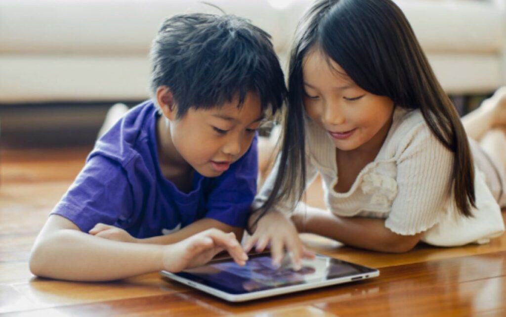 Trẻ em và điện thoại thông minh: Pháp luật cần theo kịp thực tế để bảo vệ trẻ trước các nguy cơ trên môi trường số.