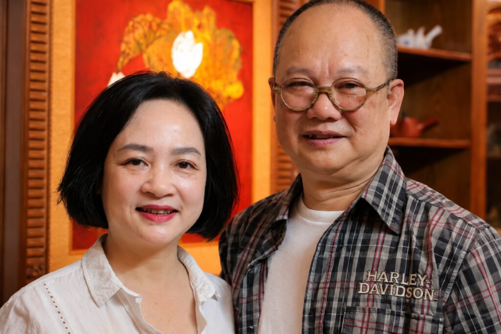 Khám phá không gian sống của NSND Hồng Tuấn cùng gia đình trong căn nhà tập thể gắn bó hơn 30 năm với nhiều kỷ vật và đồ sưu tầm độc đáo.