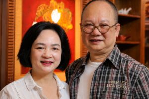 Khám phá không gian sống của NSND Hồng Tuấn cùng gia đình trong căn nhà tập thể gắn bó hơn 30 năm với nhiều kỷ vật và đồ sưu tầm độc đáo.