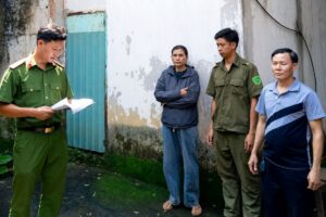 Dàn dựng kịch bản mua bán dâm để cưỡng đoạt tài sản, Nguyễn Thị Thanh Thúy bị công an khám xét, điều tra vụ án.