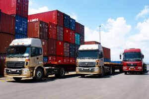 Phó Thủ tướng yêu cầu giảm giá cước vận tải tương ứng khi giá xăng dầu giảm, góp phần hỗ trợ doanh nghiệp và người dân.
