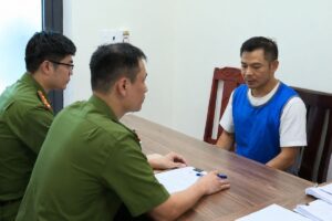 Danh tính giám đốc tiếp tay đường dây buôn lậu 28.000 viên kim cương vừa bị triệt phá dần hé lộ, gây chú ý dư luận.
