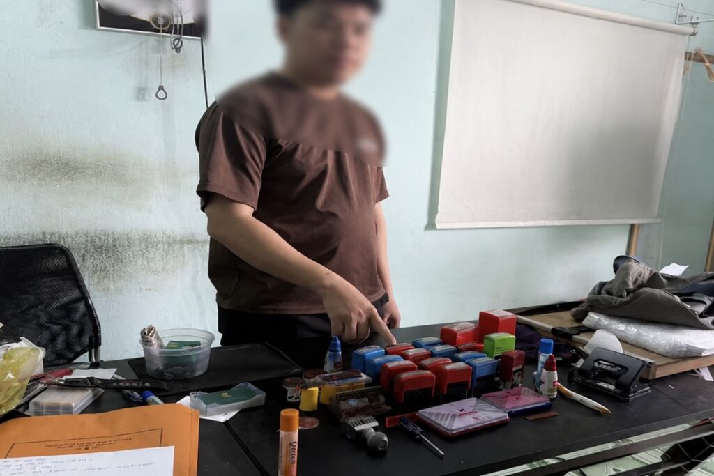 Thu giữ hàng loạt con dấu giả tại tiệm photocopy ở Đồng Nai, lực lượng công an điều tra làm rõ vụ việc. Xem chi tiết.