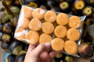 Đường thốt nốt thành phẩm mang hương thơm đặc trưng, vị ngọt thanh, là đặc sản nổi tiếng của vùng Bảy Núi, An Giang.