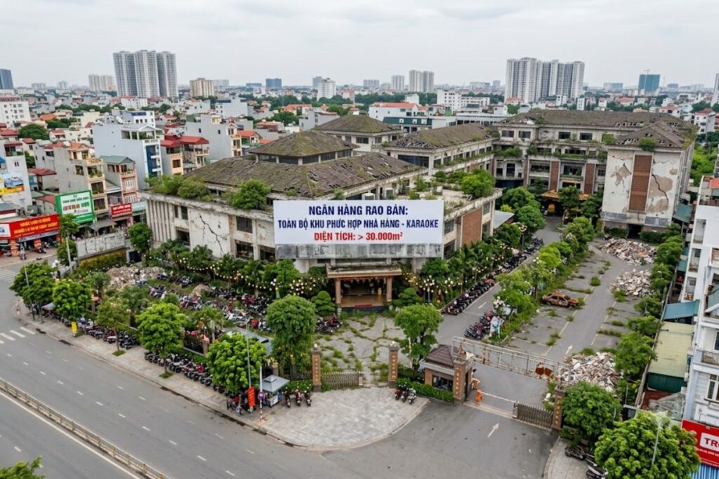 Ngân hàng rao bán khu nhà hàng, karaoke rộng hơn 30.000m2 nhằm xử lý tài sản bảo đảm. Xem chi tiết mức giá và thông tin liên quan.