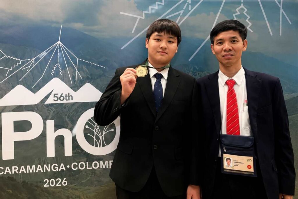 Tạ Ngọc Minh giành Huy chương Vàng Olympic Vật lý quốc tế nhờ phương pháp học khoa học, kết hợp iPad và ghi chép hiệu quả.