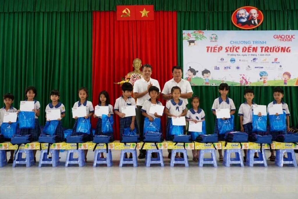 Chương trình Tiếp sức đến trường trao 200 suất học bổng cho học sinh khó khăn tại Đồng Nai, lan tỏa sự sẻ chia trước năm học mới.