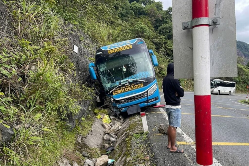Tai nạn xe khách trên đèo Khánh Lê, tuyến Nha Trang - Đà Lạt khiến 5 người bị thương. Xem diễn biến vụ việc mới nhất.