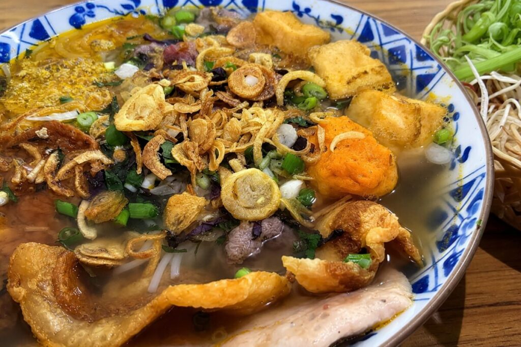 Bún riêu Biên Hòa với hương vị đậm đà, câu chuyện giữ nghề hơn nửa thế kỷ và những quán ăn nổi tiếng của vùng đất Đồng Nai.