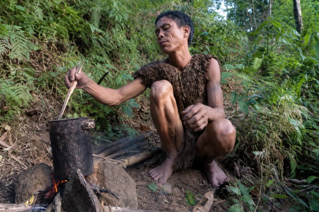 Cha con người rừng Hồ Văn Lang trở về sau 43 năm sống biệt lập: người cha đau yếu, người con vẫn gắn bó với núi rừng.