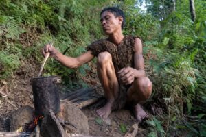 Cha con người rừng Hồ Văn Lang trở về sau 43 năm sống biệt lập: người cha đau yếu, người con vẫn gắn bó với núi rừng.