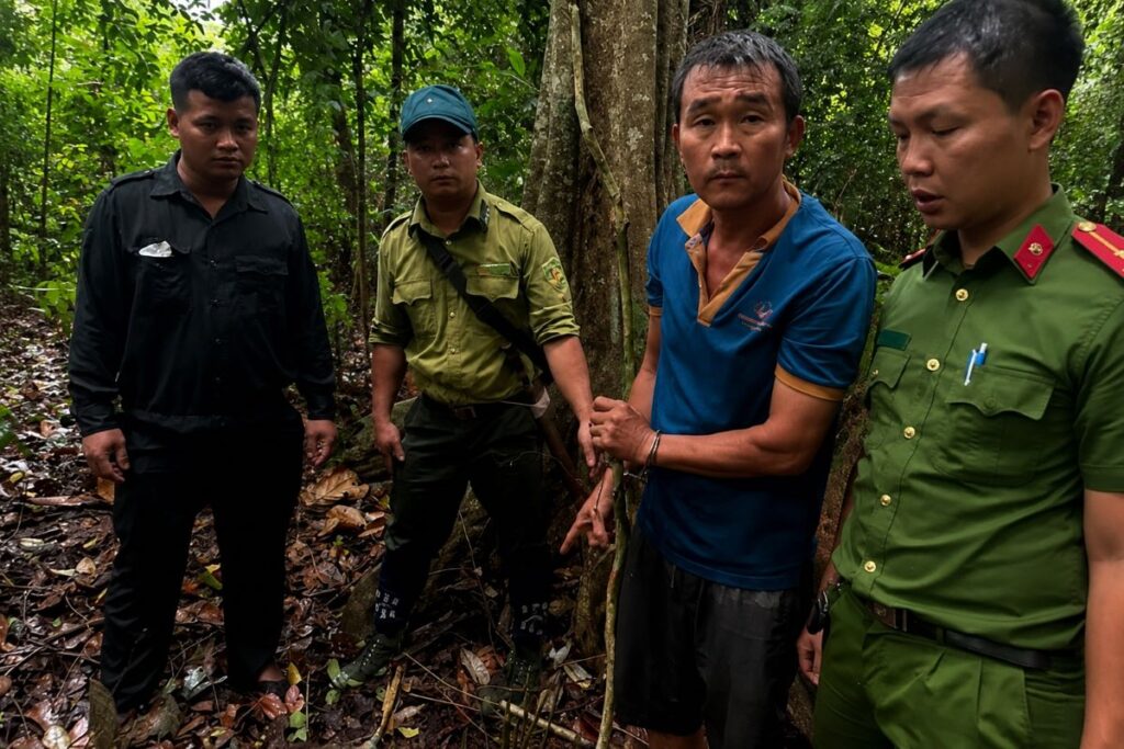 Khởi tố người đàn ông săn bắt tê tê quý hiếm trong Khu bảo tồn thiên nhiên văn hóa Đồng Nai sau khi bị bắt quả tang.