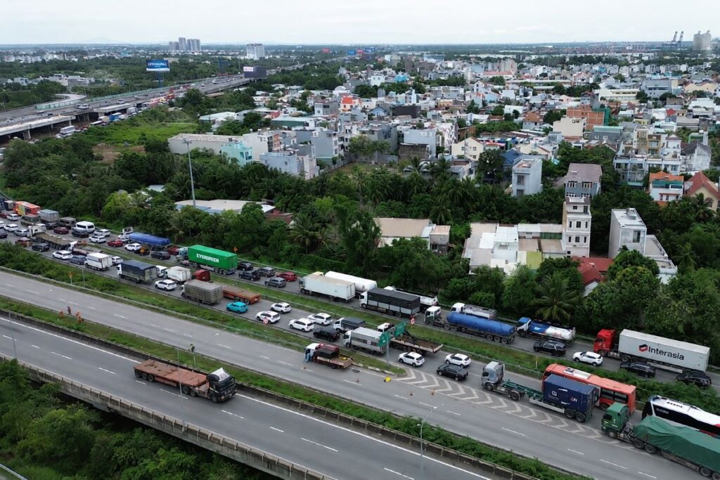Ùn tắc cao tốc Long Thành - Dầu Giây kéo dài tới 10km do sửa cầu Long Thành và lưu lượng xe tăng cao. Xem nguyên nhân, lộ trình thay thế.