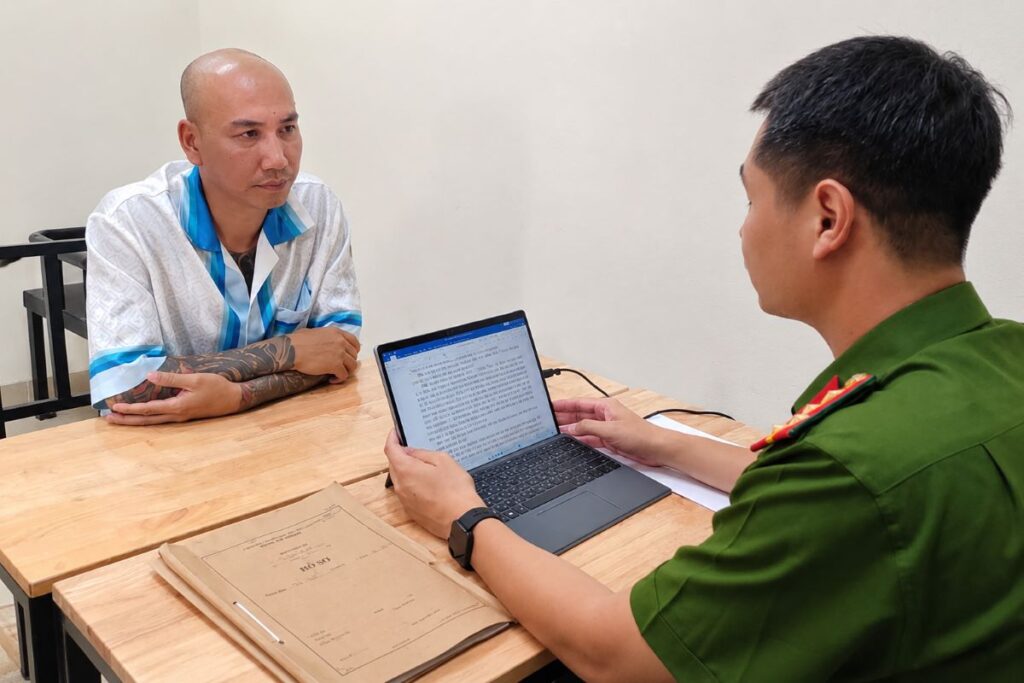 Phú Lê bị khởi tố cùng vợ và hai người khác để điều tra sai phạm kế toán, mua bán hóa đơn với số tiền hơn 107 tỷ đồng.