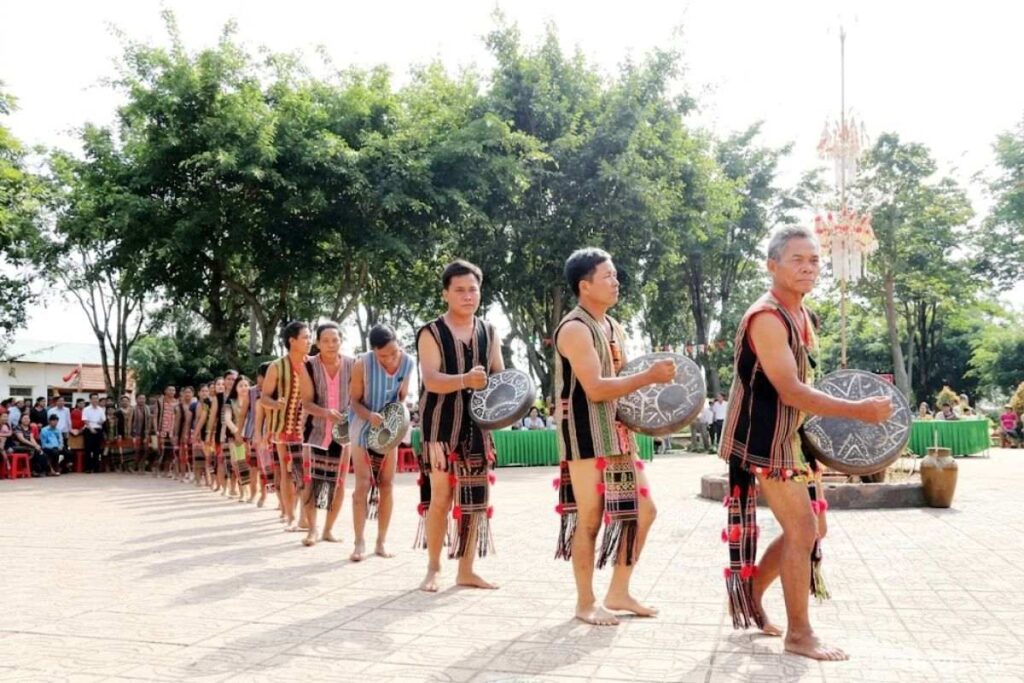 Bom Bo gìn giữ bản sắc văn hóa Xtiêng, kết hợp phát triển du lịch sinh thái và nông nghiệp bền vững, tạo điểm đến giàu giá trị truyền thống.