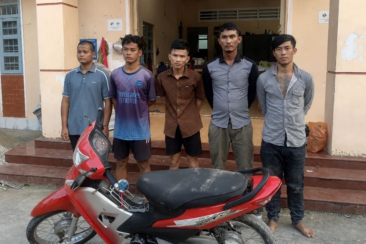 5 thanh niên chặn đường, dùng dao chém người đi xe máy bị thương rồi cướp 2 xe tại Cần Thơ. Công an nhanh chóng bắt giữ cả nhóm.