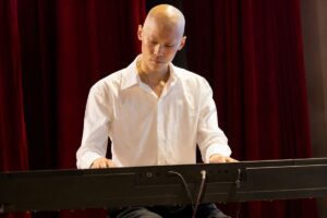 Nam sinh Lý Đại Phước tự học piano trong những đợt hóa trị ung thư, lan tỏa nghị lực sống tại hội thảo ở TP.HCM.