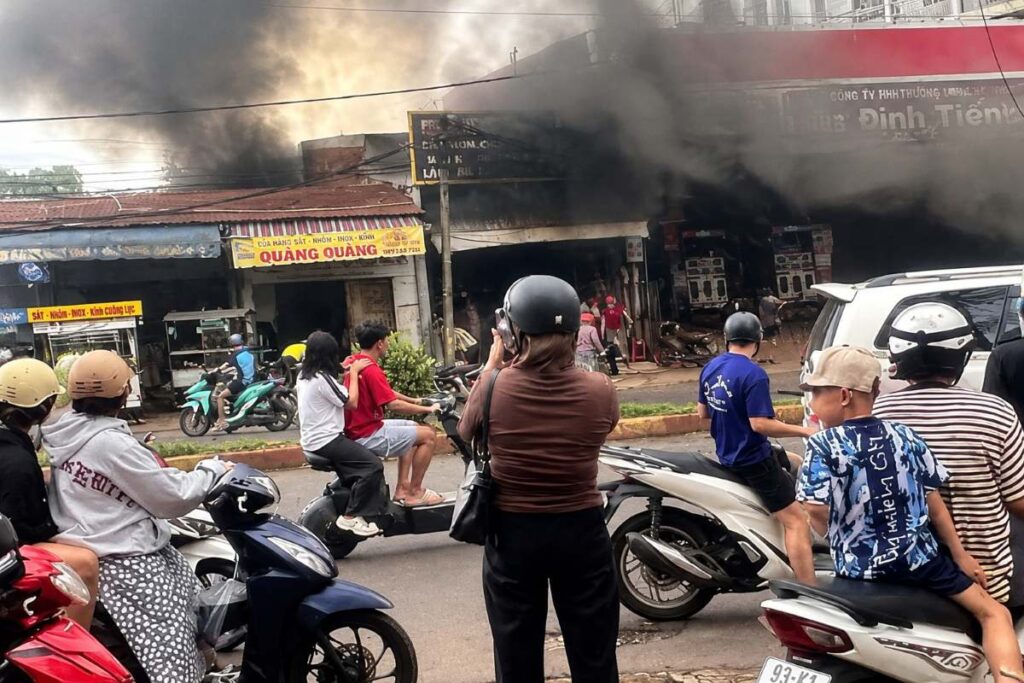 Cháy cửa hàng phụ tùng xe máy gần cây xăng ở Đồng Nai khiến nhiều tài sản bị thiêu rụi, lực lượng chức năng kịp thời khống chế đám cháy.