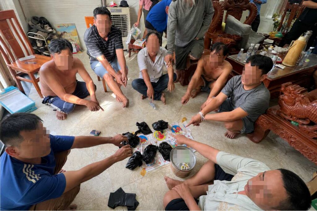 Công an phường Phước Tân phát hiện 8 người đánh bạc bằng bầu cua tại nhà dân, thu giữ 26,2 triệu đồng và các tang vật liên quan.