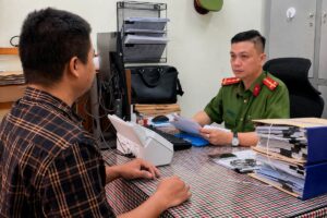 Nguyễn Tăng Tiến, chủ Nhà sách Tăng Tiến ở Đồng Nai, bị khởi tố, bắt tạm giam để điều tra vụ buôn bán hơn 33.800 sách giả.