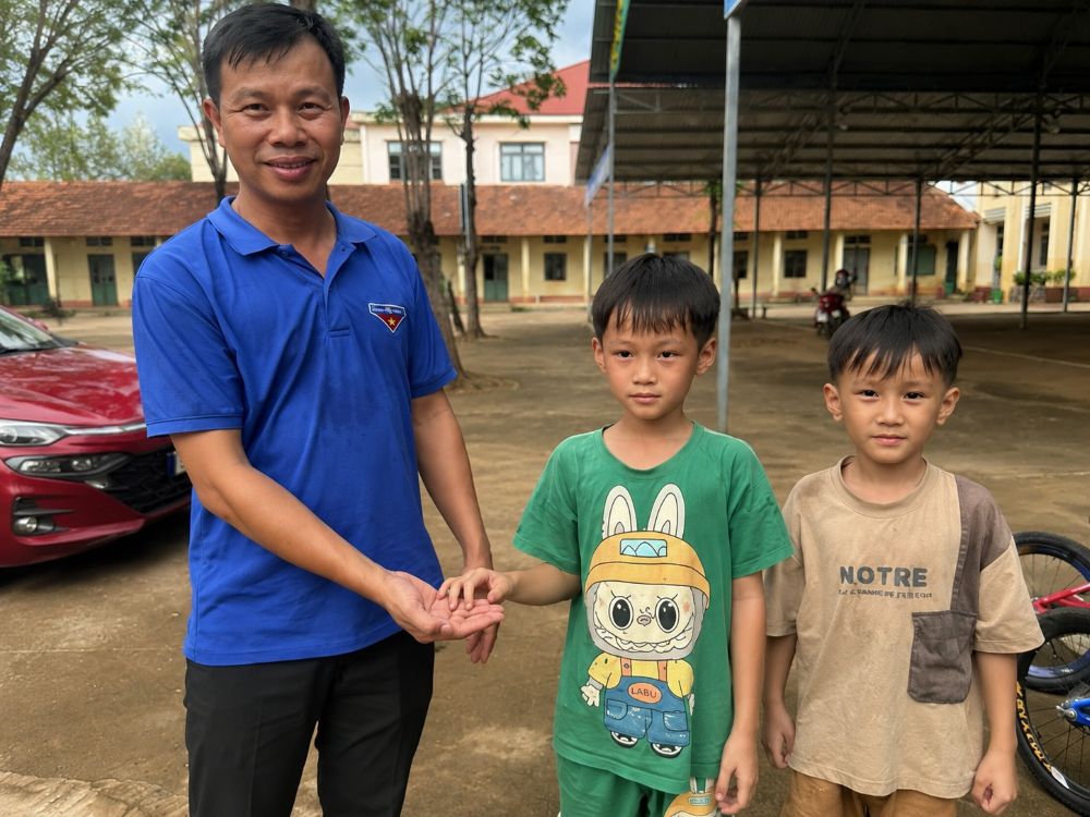 Hai anh em học sinh ở xã Long Hà nhặt được bông tai vàng và tìm người đánh rơi để trả lại