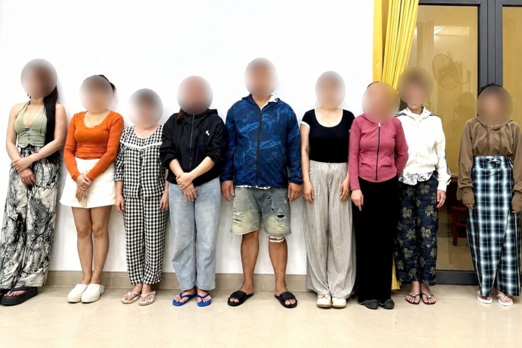 Đồng Nai phát hiện, xử lý 2 vụ chứa mại dâm tại cơ sở kinh doanh, nhiều đối tượng bị đưa về cơ quan Công an để điều tra, làm rõ.