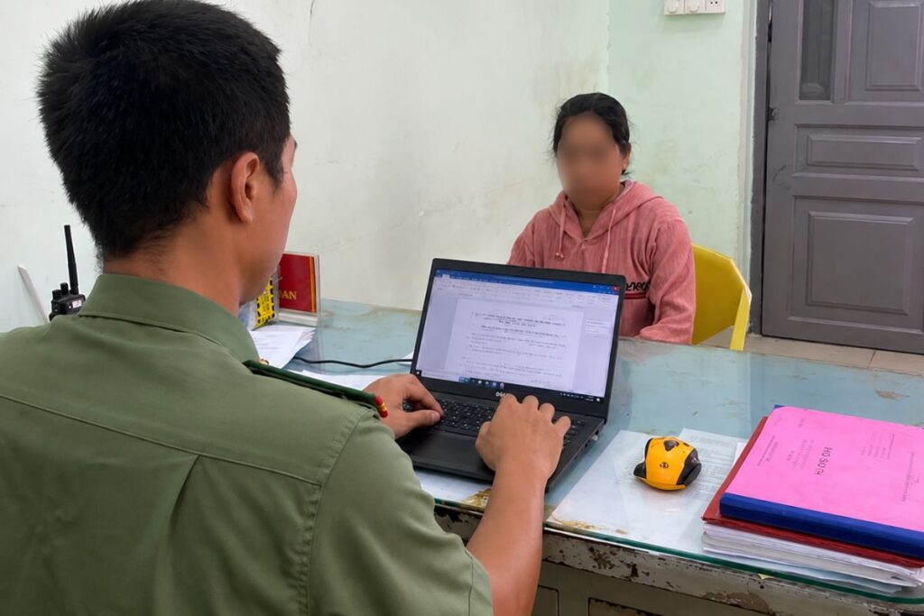Bảo mẫu Triệu Thị T. thừa nhận bạo hành hai cháu bé 2 tuổi tại trường mầm non ở TPHCM. Công an đang củng cố hồ sơ xử lý.