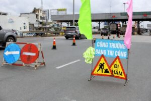 Phân luồng giao thông tạm thời tại trạm thu phí cầu Đồng Nai để chuẩn bị tháo dỡ, hạn chế ùn tắc trong quá trình thi công