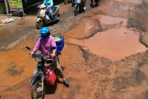 Đường dân sinh xuống cấp với chi chít ổ voi, ổ gà sau thời gian phục vụ thi công cao tốc, gây khó khăn và tiềm ẩn nguy cơ mất an toàn giao thông.
