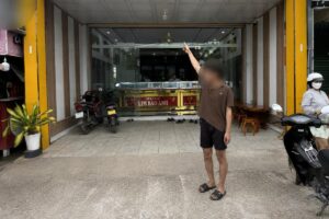 Sinh viên H.T.H. bị bắt sau khi cướp giật lắc vàng trị giá khoảng 17 triệu đồng tại tiệm vàng ở TP Đồng Nai.