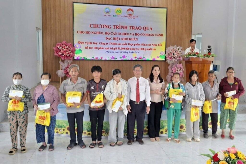 Vua muối Đồng Tháp Huỳnh Văn Bé âm thầm dành hàng chục tỷ đồng hỗ trợ người nghèo, lan tỏa nghĩa cử đẹp suốt gần 20 năm.
