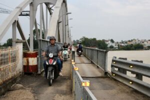 Cầu Ghềnh mở lại phần đường bộ cho xe hai bánh sau gần nửa năm tạm đóng, khôi phục kết nối giữa phường Trấn Biên và Biên Hòa.