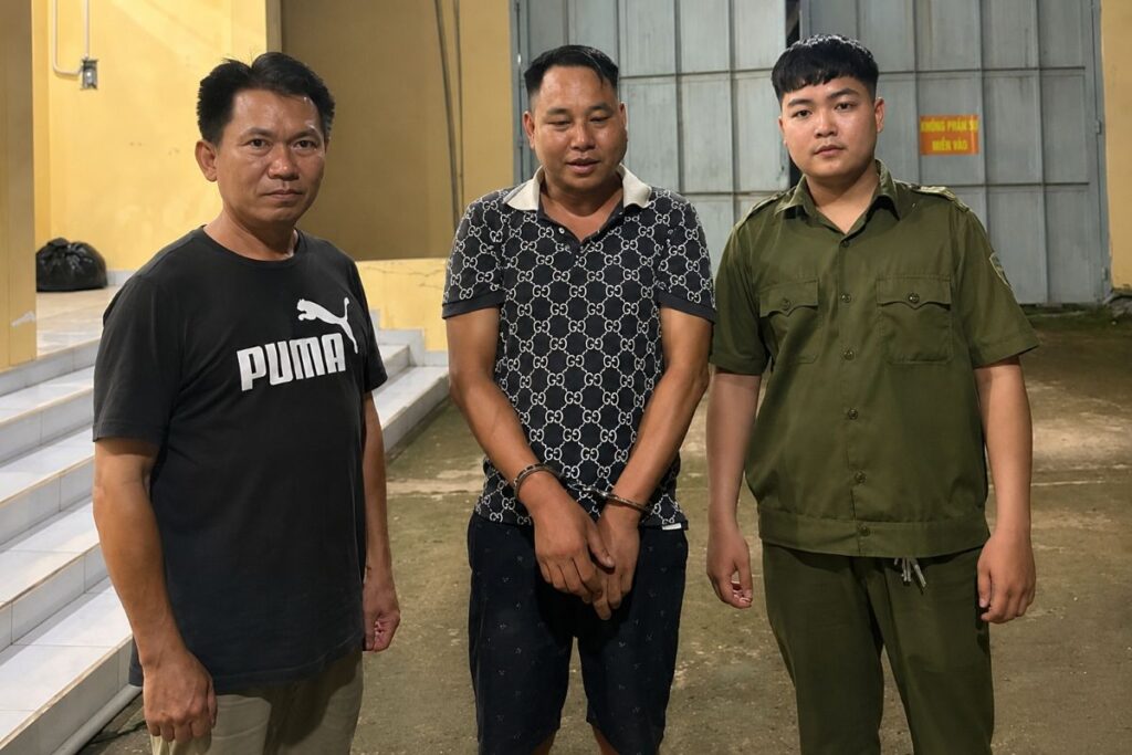 Lê Xuân Hòa bị tạm giữ sau khi dùng kéo tấn công Công an xã Bình Minh rồi cố thủ trong nhà.