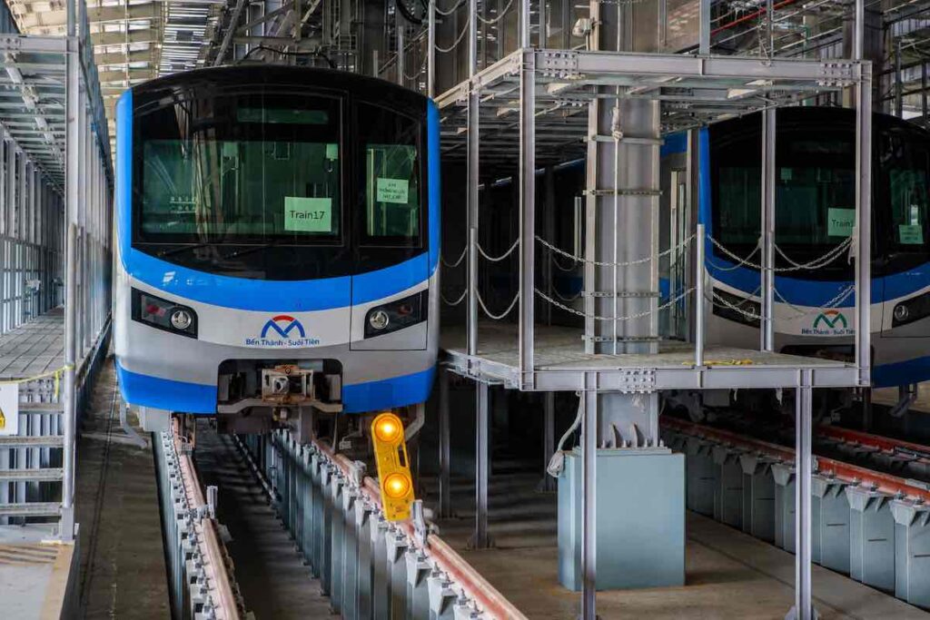 Tàu điện Thủ Thiêm - Long Thành dài hơn 46 km, tốc độ thiết kế 120 km/h, công suất gần 47.000 khách mỗi giờ, kết nối TP HCM với sân bay Long Thành.