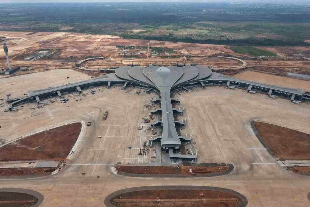 Sân bay Long Thành là điểm cuối tuyến tàu điện Thủ Thiêm - Long Thành, dự án có tốc độ tối đa 120 km/h, chở 47.000 khách mỗi giờ.