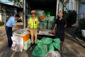 Quảng Ninh phát hiện xe tải chở 1,7 tấn thực phẩm đông lạnh không rõ nguồn gốc, không có hóa đơn, chứng từ hợp pháp.