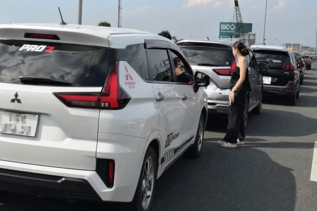 7 ô tô tông liên hoàn trên cao tốc TPHCM - Trung Lương, không có thương vong nhưng gây ùn ứ giao thông hơn 2km.