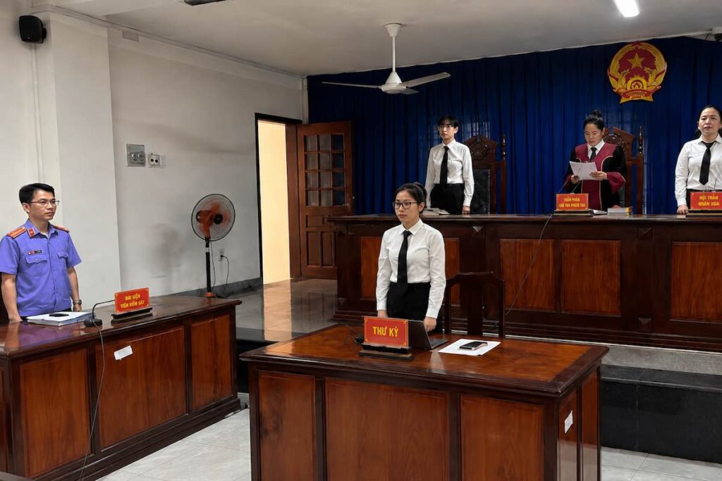 Vụ tham ô ở Đồng Nai, bị cáo Nguyễn Thị Kim Phượng bỏ trốn nhưng vẫn bị xét xử vắng mặt và tuyên phạt 2 năm tù.