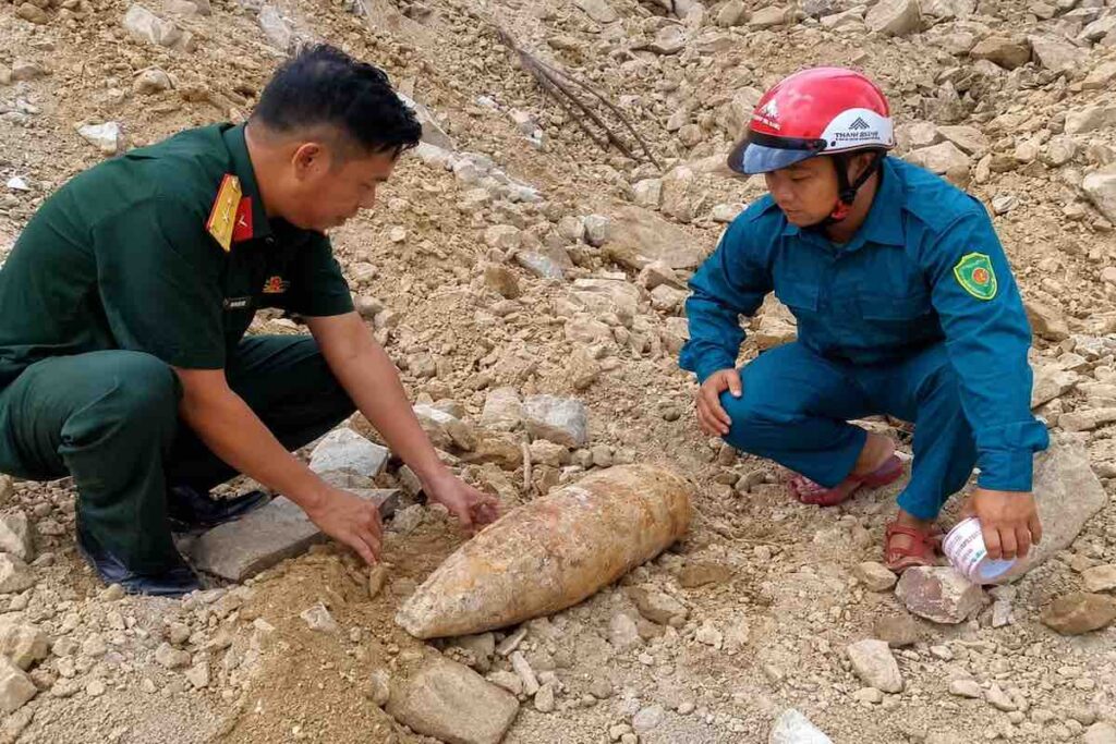 Thi công đường ĐT.773 ở Đồng Nai, công nhân phát hiện vật thể nghi là bom. Lực lượng quân sự địa phương đã kiểm tra và khoanh vùng hiện trường.