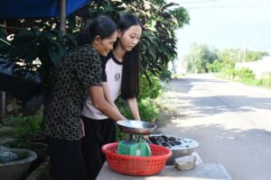 Trân Châu, nữ sinh mồ côi cha, từng phụ bà bán ốc mưu sinh, nay trở thành thủ khoa ngành Sư phạm Ngữ văn, Đại học Phạm Văn Đồng.