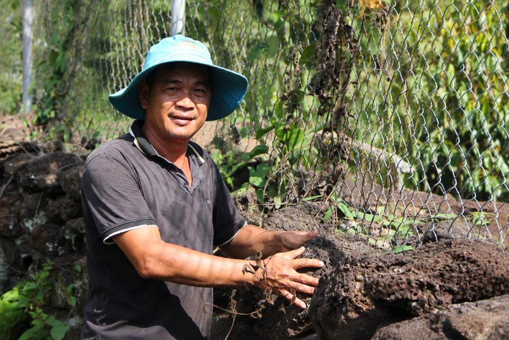 Nông dân Nam Cát Tiên tận dụng đá dọn rẫy làm tường rào, góp phần cải tạo đất và phát triển cây trồng bền vững.
