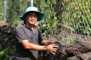 Nông dân Nam Cát Tiên tận dụng đá dọn rẫy làm tường rào, góp phần cải tạo đất và phát triển cây trồng bền vững.