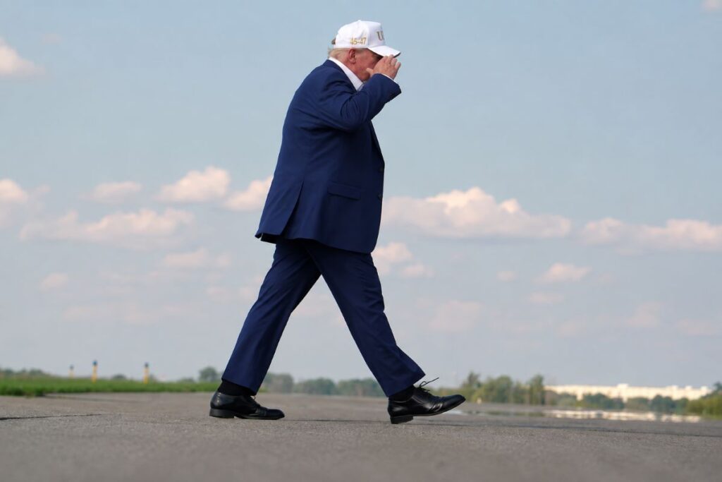 Ông Trump phát động “chiến tranh kinh tế” với Iran, đe dọa trừng phạt các nước hỗ trợ Tehran và tăng sức ép lên nền kinh tế Iran.