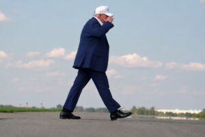 Ông Trump phát động “chiến tranh kinh tế” với Iran, đe dọa trừng phạt các nước hỗ trợ Tehran và tăng sức ép lên nền kinh tế Iran.