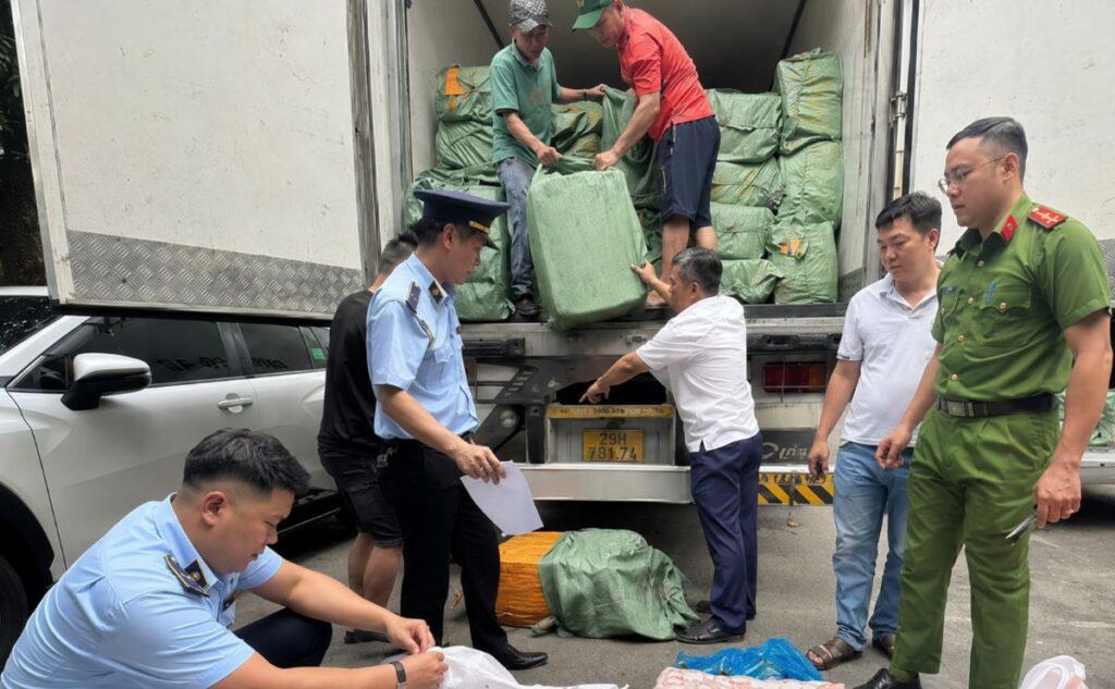 Công an Đồng Nai phát hiện gần 16,4 tấn thực phẩm đông lạnh không rõ nguồn gốc trên xe tải, trong đó có thịt heo và nội tạng.