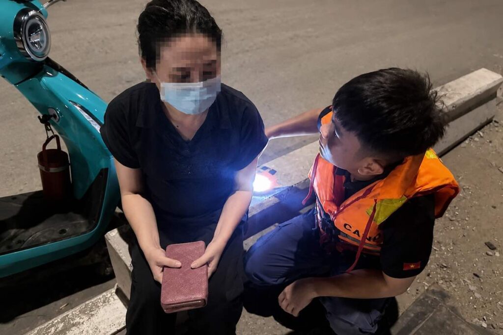 Cảnh sát PCCC và CNCH Công an TP Đồng Nai khuyên nhủ, cứu người phụ nữ có ý định nhảy sông Đồng Nai và đưa về nơi an toàn.