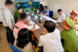 TP Đồng Nai làm việc với 2 thiếu niên ném đá vào tàu hỏa đang chạy, nhắc nhở và yêu cầu cam kết không tái phạm.