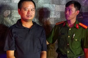 Cảnh sát Khánh Hòa vây bắt Võ Sỹ Nghĩa, nghi phạm liên quan vụ giết người ở Đồng Nai, khi đang chạy trốn trên quốc lộ.