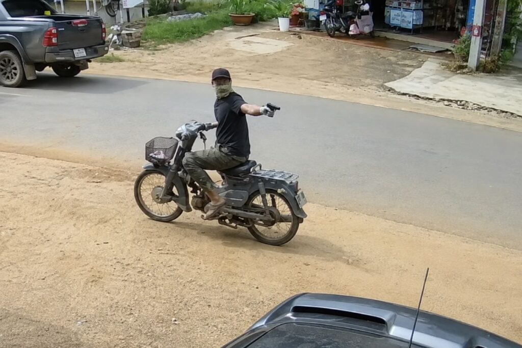 Bắt đối tượng dùng vật giống súng đe dọa người truy đuổi tại Đồng Nai. Công an đang điều tra hành vi gây mất an ninh trật tự.